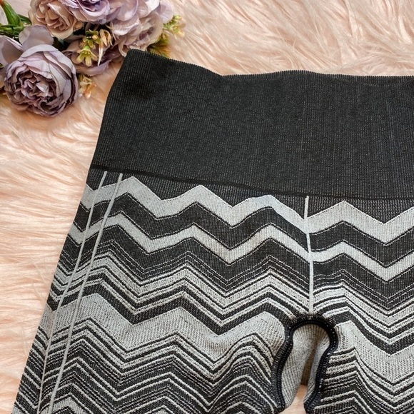Lululemon Ebb to Street Gray Chevron Seamless Leggings sz 4 - Picture 4 of 13